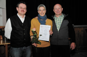 Weit gereist zum Empfang ihrer Urkunde:Birgit Abeler, hier mit Thomas Rhee und Jörg Weißenhorn (rechts) 
Foto: Gunnar Olms