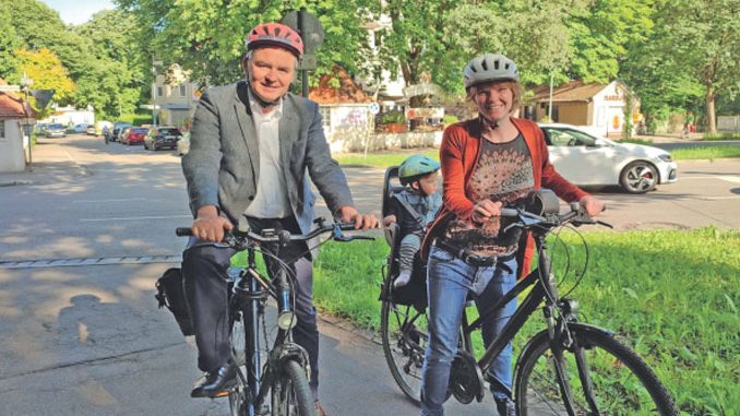 Auf Rädern durch Pfersee: Volkmar Thumser und Anna Rasehorn Foto: PM