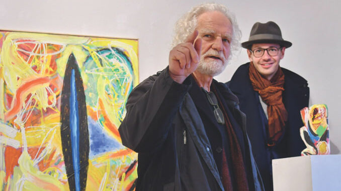 Der Künstler Franz Hitzler (im Bild vorn) in der Ausstellung Rot Gelb Blau im Kunstraum Leitershofen. Rechts Paul Kießling vom Galeristen-Team.