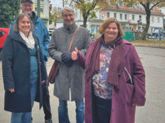 v.l.n.r.: Martina Wild (Bürgermeisterin), Dietmar Egger (Bürgeraktion Pfersee „Schlössle“ e.V.), Peter Monz (GRÜNE Pfersee), Christine Kamm (GRÜNE Pfersee)